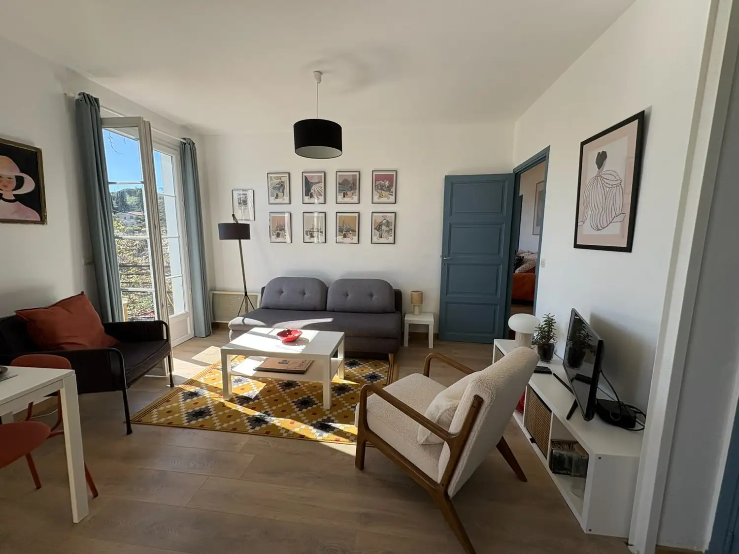 Salon cosy et climatisé de l'appartement Les Capucines à Aubenas