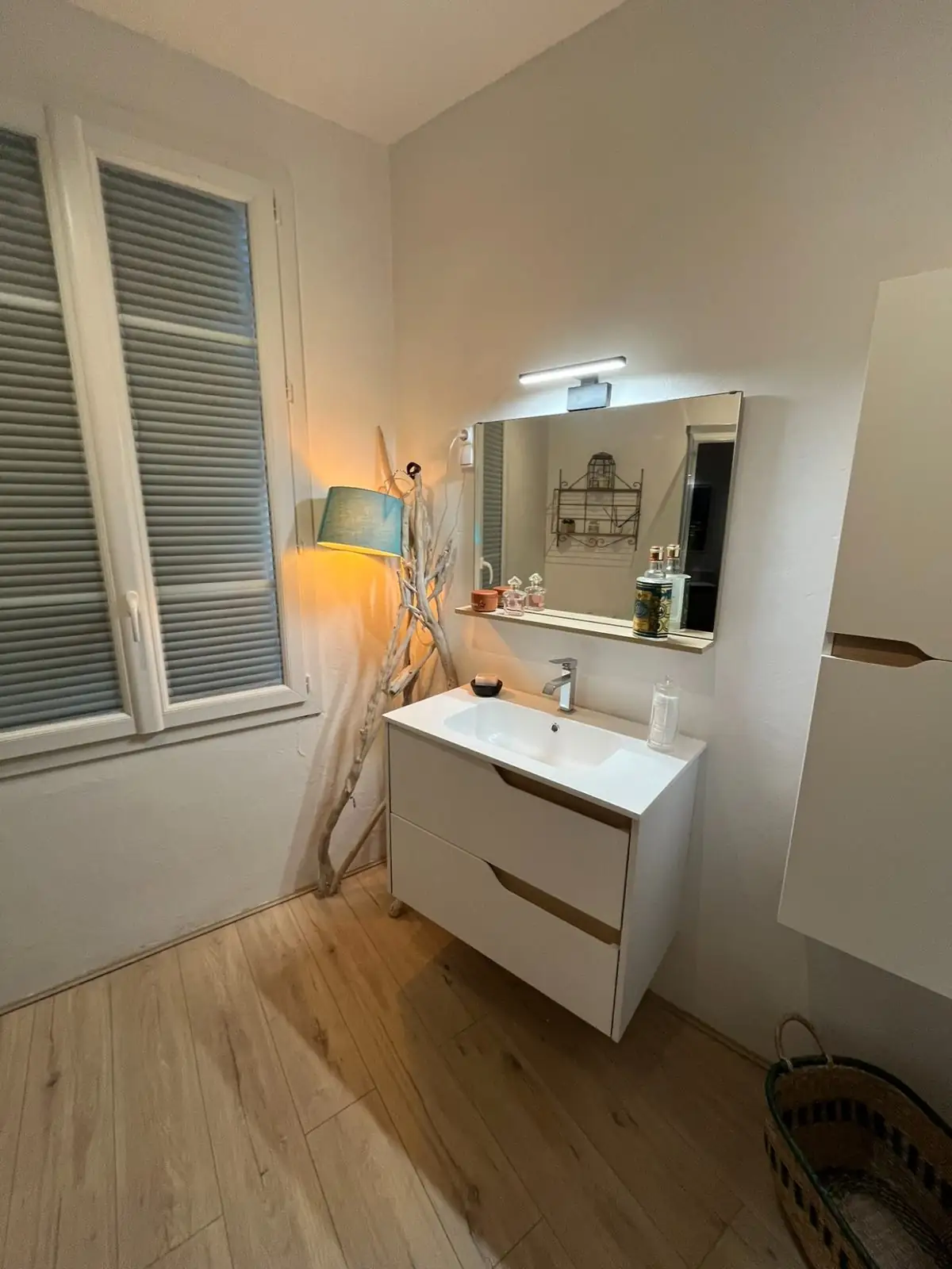 Salle de bain avec douche à jets massants de l'appartement Les Capucines — extrait de la galerie