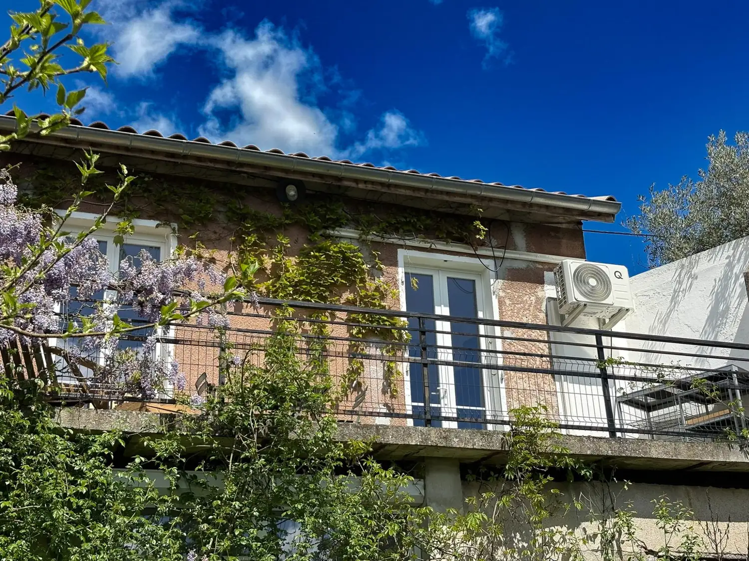 Jardin et verdure autour de l'appartement Les Capucines, au cœur d'Aubenas — aperçu du séjour