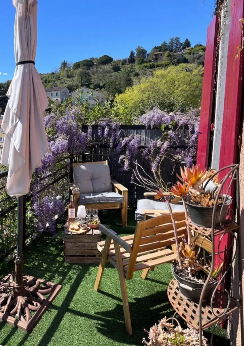 Terrasse privée ombragée des Capucines à Aubenas avec vue sur les collines ardéchoises — aperçu du séjour