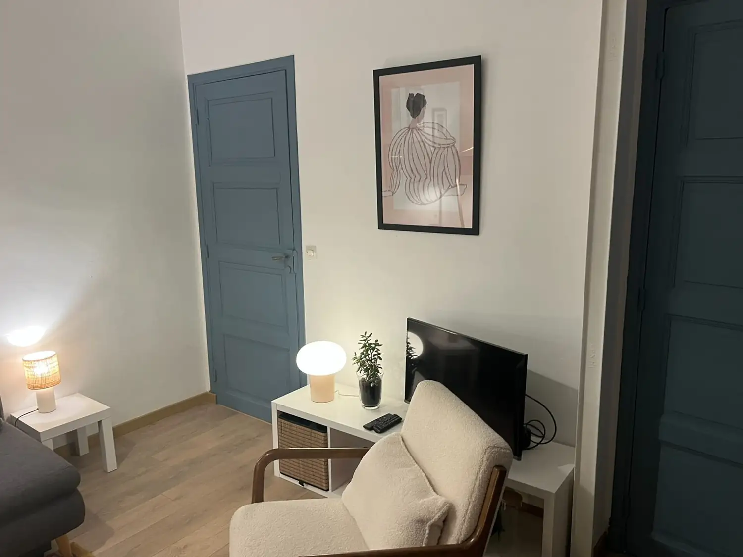 Salon cosy et climatisé de l'appartement Les Capucines à Aubenas — vue 3